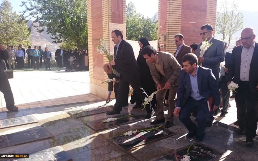 حضوردکتر مهرمحمدی  بر مزار شهدای گمنام