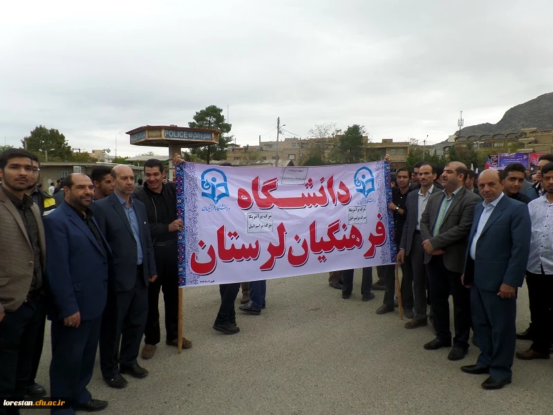 دانشجو معلمان امروز با حضور در راهپیمایی یوم الله ۱۳ آبان با خروش انقلابی خودو اعلام انزجار از آمریکای جنایت کار برای پاسداری از نظام عهد بستند