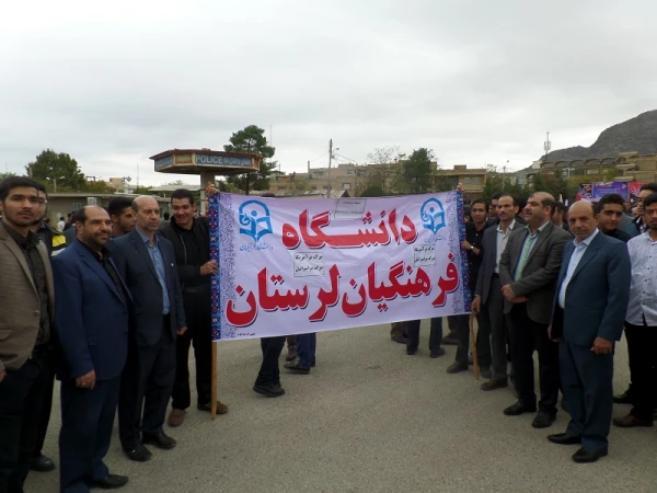 دانشجو معلمان امروز با حضور در راهپیمایی یوم الله ۱۳ آبان با خروش انقلابی خودو اعلام انزجار از آمریکای جنایت کار برای پاسداری از نظام عهد بستند