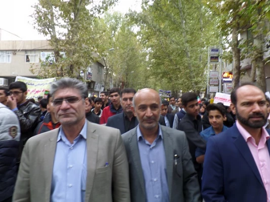 دانشجو معلمان امروز با حضور در راهپیمایی یوم الله ۱۳ آبان با خروش انقلابی خودو اعلام انزجار از آمریکای جنایت کار برای پاسداری از نظام عهد بستند