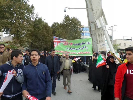 دانشجو معلمان امروز با حضور در راهپیمایی یوم الله ۱۳ آبان با خروش انقلابی خودو اعلام انزجار از آمریکای جنایت کار برای پاسداری از نظام عهد بستند