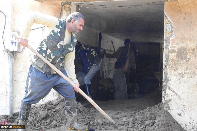 به گزارش روابط عمومی دانشگاه فرهنگیان استان لرستان گروه جهادی کارکنان و اساتید دانشگاه فرهنگیان استان لرستان با حضور در شهر پلدختربه یاری هم استانی های آسیب دیده از سیل پرداختند