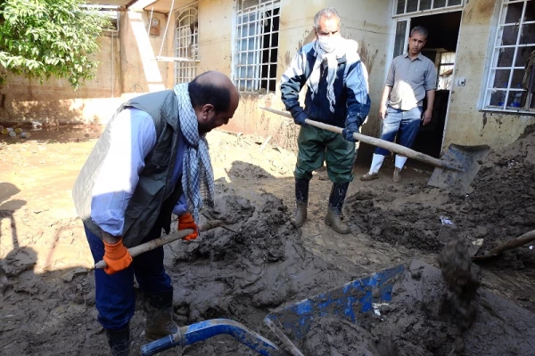 به گزارش روابط عمومی دانشگاه فرهنگیان استان لرستان گروه جهادی کارکنان و اساتید دانشگاه فرهنگیان استان لرستان با حضور در شهر پلدختربه یاری هم استانی های آسیب دیده از سیل پرداختند