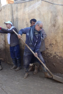 به گزارش روابط عمومی دانشگاه فرهنگیان استان لرستان گروه جهادی کارکنان و اساتید دانشگاه فرهنگیان استان لرستان با حضور در شهر پلدختربه یاری هم استانی های آسیب دیده از سیل پرداختند
