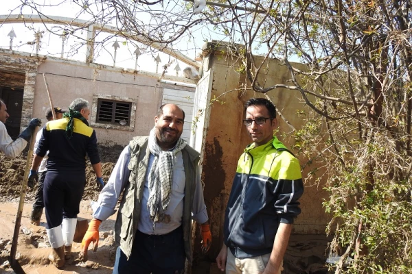 به گزارش روابط عمومی دانشگاه فرهنگیان استان لرستان گروه جهادی کارکنان و اساتید دانشگاه فرهنگیان استان لرستان با حضور در شهر پلدختربه یاری هم استانی های آسیب دیده از سیل پرداختند