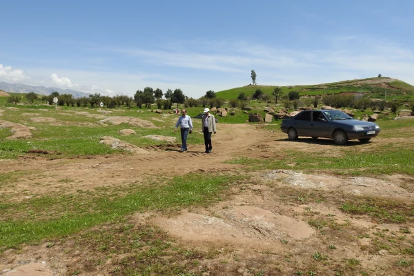 بازدید دکتر طاهری نیا از روستای سیل زده چم مهر پلدختر