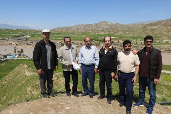 بازدید دکتر طاهری نیا از روستای سیل زده چم مهر پلدختر