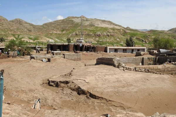 بازدید دکتر طاهری نیا از روستای سیل زده چم مهر پلدختر