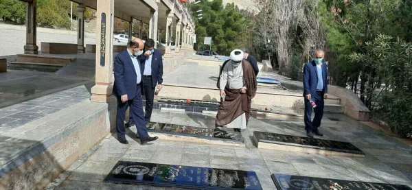 در آستانه چهل و دومین سالگرد پیروزی انقلاب اسلامی ، آئین غبار روبی و عطر افشانی مزار شهدا برگزارشد 3