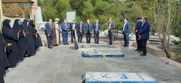 در آستانه چهل و دومین سالگرد پیروزی انقلاب اسلامی ، آئین غبار روبی و عطر افشانی مزار شهدا برگزارشد 7