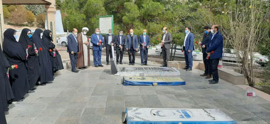 در آستانه چهل و دومین سالگرد پیروزی انقلاب اسلامی ، آئین غبار روبی و عطر افشانی مزار شهدا برگزارشد 7