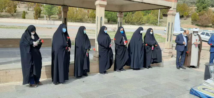 در آستانه چهل و دومین سالگرد پیروزی انقلاب اسلامی ، آئین غبار روبی و عطر افشانی مزار شهدا برگزارشد 8