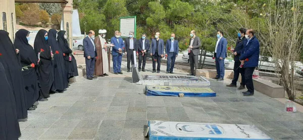 در آستانه چهل و دومین سالگرد پیروزی انقلاب اسلامی ، آئین غبار روبی و عطر افشانی مزار شهدا برگزارشد 9