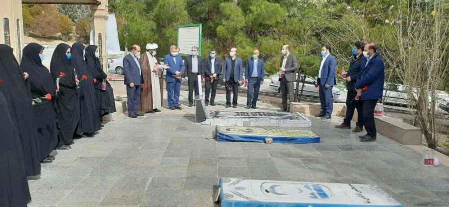 در آستانه چهل و دومین سالگرد پیروزی انقلاب اسلامی ، آئین غبار روبی و عطر افشانی مزار شهدا برگزارشد 9