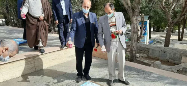 در آستانه چهل و دومین سالگرد پیروزی انقلاب اسلامی ، آئین غبار روبی و عطر افشانی مزار شهدا برگزارشد 11