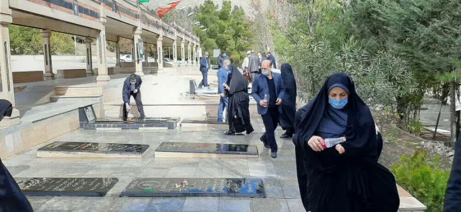 در آستانه چهل و دومین سالگرد پیروزی انقلاب اسلامی ، آئین غبار روبی و عطر افشانی مزار شهدا برگزارشد 12