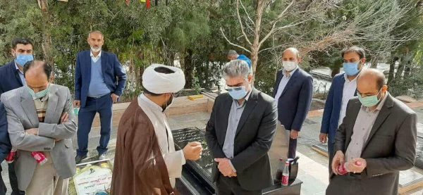 در آستانه چهل و دومین سالگرد پیروزی انقلاب اسلامی ، آئین غبار روبی و عطر افشانی مزار شهدا برگزارشد 18