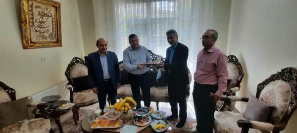 از خانواده شهید دانشجومعلم و ایثارگران دانشگاه فرهنگیان لرستان تجلیل شد. 3