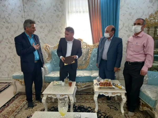 از خانواده شهید دانشجومعلم و ایثارگران دانشگاه فرهنگیان لرستان تجلیل شد. 4