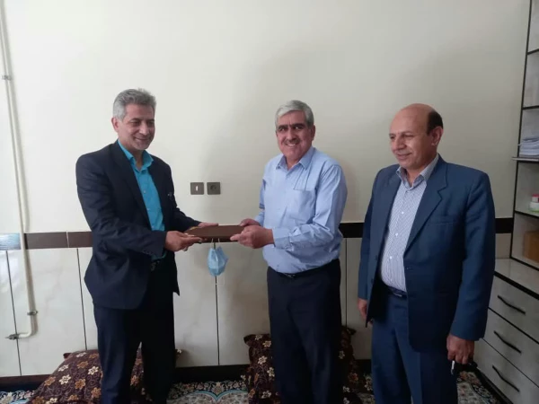 از خانواده شهید دانشجومعلم و ایثارگران دانشگاه فرهنگیان لرستان تجلیل شد. 5