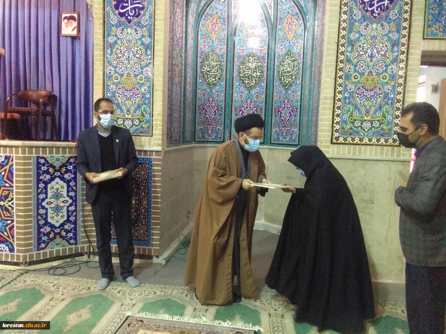 طرح شمیم خدمت توسط دانشگاه فرهنگیان استان و پایگاه مقاومت بسیج کارمندان شهدای دانشگاه فرهنگیان لرستان در حاشیه نماز دشمن شکن جمعه در مصلای الغدیر خرم آباد برگزار شد. 20