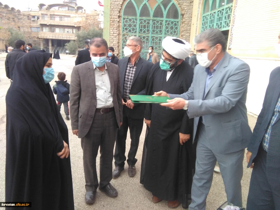 طرح شمیم خدمت توسط دانشگاه فرهنگیان استان و پایگاه مقاومت بسیج کارمندان شهدای دانشگاه فرهنگیان لرستان در حاشیه نماز دشمن شکن جمعه در مصلای الغدیر خرم آباد برگزار شد. 24