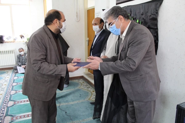 به مناسبت ایام شهادت حضرت فاطمه زهرا سلام الله علیها، گرامی داشت دومین سالگرد شهادت سردار حاج قاسم سلیمانی و حماسه 9 دی محفل انس با قرآن کریم، قرائت زیارت عاشورا و مرثیه خوانی  در ساختمان مدیریت دانشگاه فرهنگیان لرستان برگزار شد 4