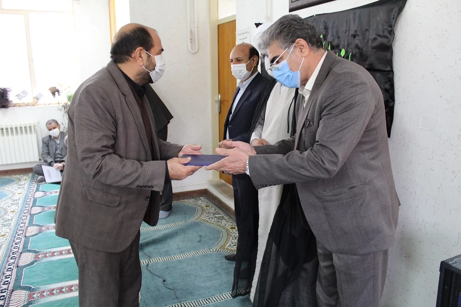 به مناسبت ایام شهادت حضرت فاطمه زهرا سلام الله علیها، گرامی داشت دومین سالگرد شهادت سردار حاج قاسم سلیمانی و حماسه 9 دی محفل انس با قرآن کریم، قرائت زیارت عاشورا و مرثیه خوانی  در ساختمان مدیریت دانشگاه فرهنگیان لرستان برگزار شد 4