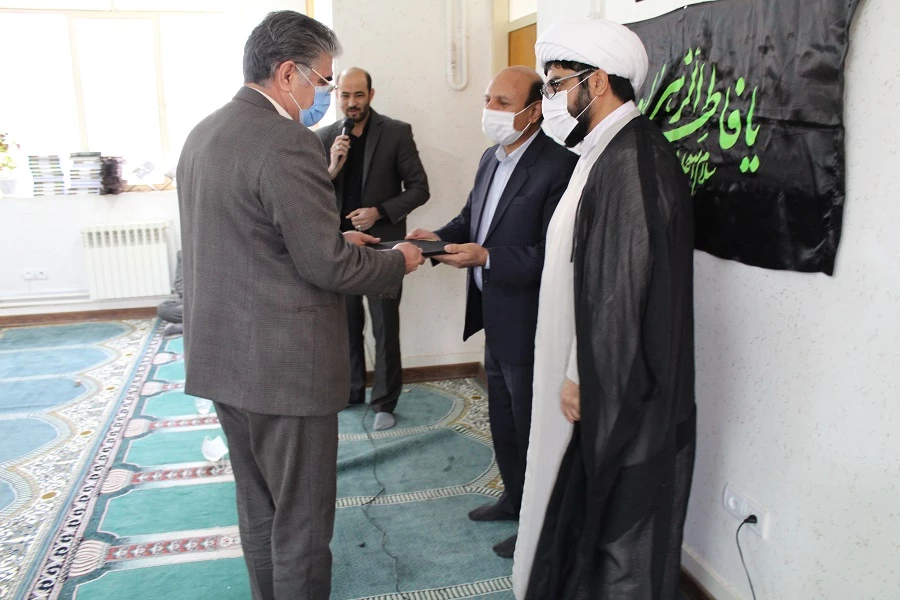 به مناسبت ایام شهادت حضرت فاطمه زهرا سلام الله علیها، گرامی داشت دومین سالگرد شهادت سردار حاج قاسم سلیمانی و حماسه 9 دی محفل انس با قرآن کریم، قرائت زیارت عاشورا و مرثیه خوانی  در ساختمان مدیریت دانشگاه فرهنگیان لرستان برگزار شد 6