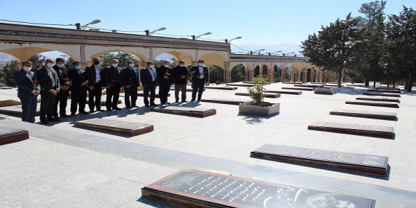 مراسم غبارروبی و عطر افشانی گلزار شهدا به مناسبت دهه مبارک فجر ، با حضور جمعی از دانشگاهیان دانشگاه فرهنگیان استان لرستان برگزار شد 2