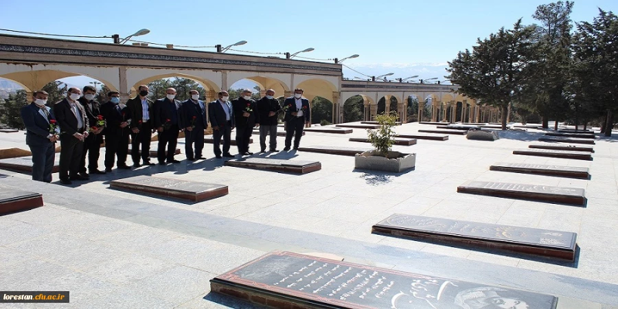 مراسم غبارروبی و عطر افشانی گلزار شهدا به مناسبت دهه مبارک فجر ، با حضور جمعی از دانشگاهیان دانشگاه فرهنگیان استان لرستان برگزار شد 2