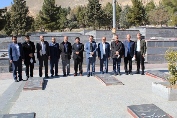 مراسم غبارروبی و عطر افشانی گلزار شهدا به مناسبت دهه مبارک فجر ، با حضور جمعی از دانشگاهیان دانشگاه فرهنگیان استان لرستان برگزار شد 4