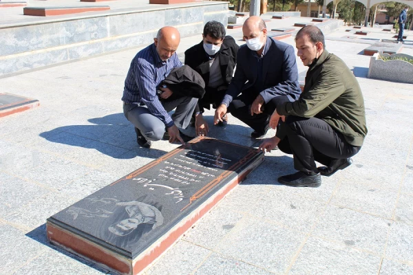 مراسم غبارروبی و عطر افشانی گلزار شهدا به مناسبت دهه مبارک فجر ، با حضور جمعی از دانشگاهیان دانشگاه فرهنگیان استان لرستان برگزار شد 6