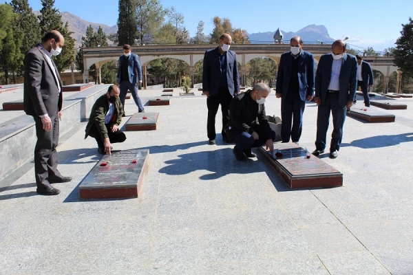 مراسم غبارروبی و عطر افشانی گلزار شهدا به مناسبت دهه مبارک فجر ، با حضور جمعی از دانشگاهیان دانشگاه فرهنگیان استان لرستان برگزار شد 8