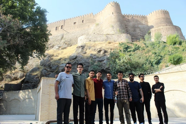 بازدید دانشجویان پسر شرکت کننده درجشنواره سی و دوم قران و عترت بخش دوم مرحله کشوری به میزبانی دانشگاه فرهنگیان لرستان از قلعه تاریخی فلک الافلاک در خرم آباد صبح امروز شانزدهم شهریور ماه به روایت تصویر 2