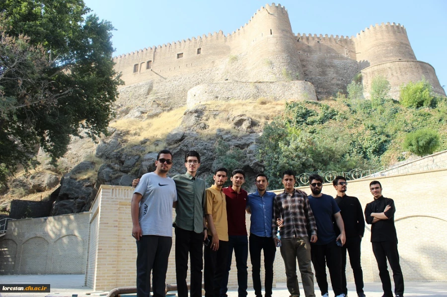 بازدید دانشجویان پسر شرکت کننده درجشنواره سی و دوم قران و عترت بخش دوم مرحله کشوری به میزبانی دانشگاه فرهنگیان لرستان از قلعه تاریخی فلک الافلاک در خرم آباد صبح امروز شانزدهم شهریور ماه به روایت تصویر 2