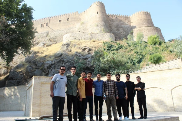 بازدید دانشجویان پسر شرکت کننده درجشنواره سی و دوم قران و عترت بخش دوم مرحله کشوری به میزبانی دانشگاه فرهنگیان لرستان از قلعه تاریخی فلک الافلاک در خرم آباد صبح امروز شانزدهم شهریور ماه به روایت تصویر 3