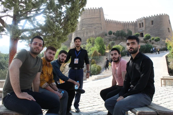 بازدید دانشجویان پسر شرکت کننده درجشنواره سی و دوم قران و عترت بخش دوم مرحله کشوری به میزبانی دانشگاه فرهنگیان لرستان از قلعه تاریخی فلک الافلاک در خرم آباد صبح امروز شانزدهم شهریور ماه به روایت تصویر 4