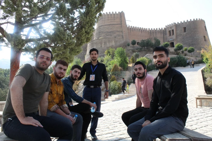 بازدید دانشجویان پسر شرکت کننده درجشنواره سی و دوم قران و عترت بخش دوم مرحله کشوری به میزبانی دانشگاه فرهنگیان لرستان از قلعه تاریخی فلک الافلاک در خرم آباد صبح امروز شانزدهم شهریور ماه به روایت تصویر 5