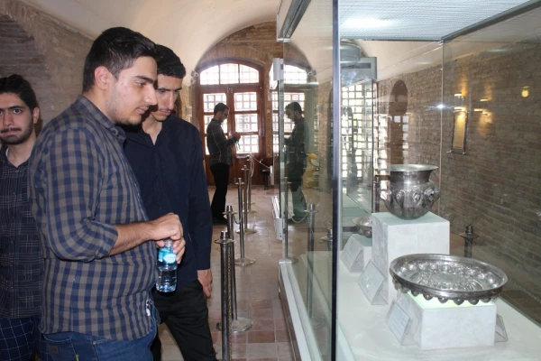 بازدید دانشجویان پسر شرکت کننده درجشنواره سی و دوم قران و عترت بخش دوم مرحله کشوری به میزبانی دانشگاه فرهنگیان لرستان از قلعه تاریخی فلک الافلاک در خرم آباد صبح امروز شانزدهم شهریور ماه به روایت تصویر 15