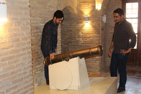 بازدید دانشجویان پسر شرکت کننده درجشنواره سی و دوم قران و عترت بخش دوم مرحله کشوری به میزبانی دانشگاه فرهنگیان لرستان از قلعه تاریخی فلک الافلاک در خرم آباد صبح امروز شانزدهم شهریور ماه به روایت تصویر 18