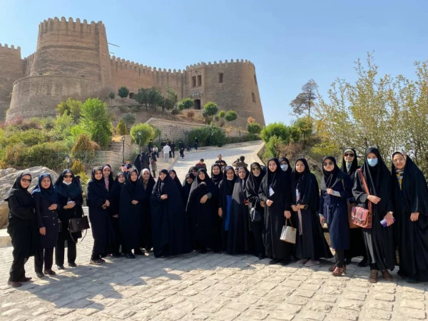 بازدید دانشجویان خواهر شرکت کننده درجشنواره سی و دوم قران و عترت بخش دوم مرحله کشوری به میزبانی دانشگاه فرهنگیان لرستان از قلعه تاریخی فلک الافلاک در خرم آباد صبح امروز شانزدهم شهریور ماه به روایت تصویر 3