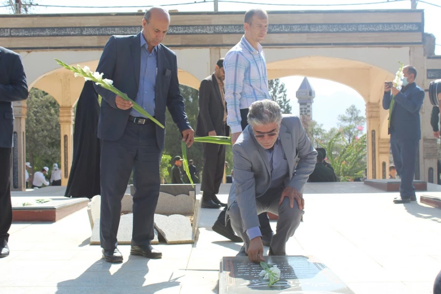 مراسم غبار روبی قبور مطهر شهدای دفاع مقدس به مناسبت آغاز  هفته دفاع مقدس 7