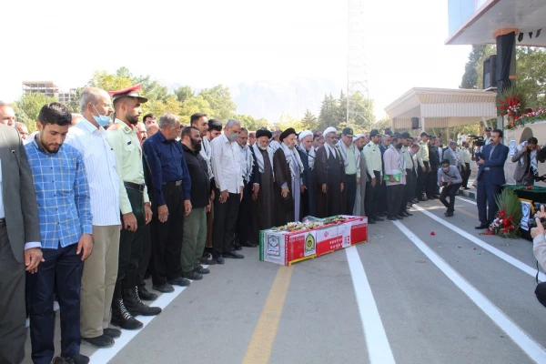 حضور دکتر عربان و کارکنان  دانشگاه فرهنگیان لرستان در تشییع شهید مدافع امنیت کشور  3