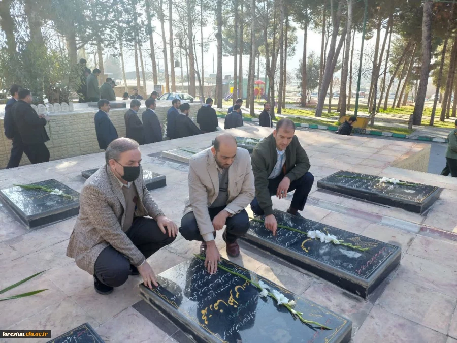 آیین غبار روبی قبور شهدا به مناسبت سالگرد پیروزی انقلاب اسلامی 4