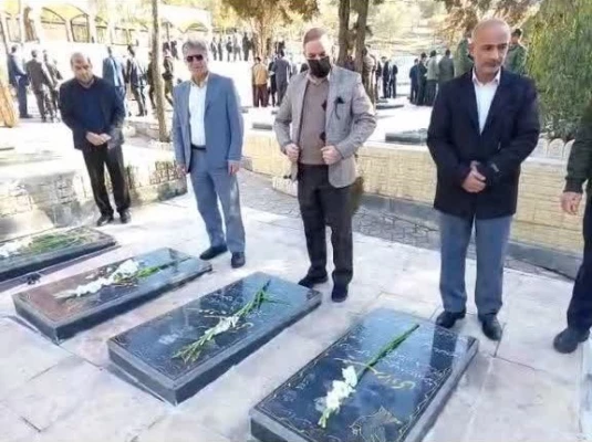 آیین غبار روبی قبور شهدا به مناسبت سالگرد پیروزی انقلاب اسلامی 4