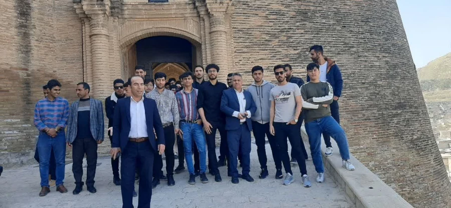 بازدید  اساتید و دانشجویان رشته تاریخ از قلعه فلک وافلاک 4
