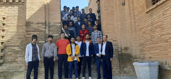 بازدید  اساتید و دانشجویان رشته تاریخ از قلعه فلک وافلاک 7
