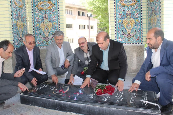 تبریک روز معلم وهفته سر آمدی آموزش به اساتید و دانشجو معلم دانشگاه فرهنگیان لرستان 2