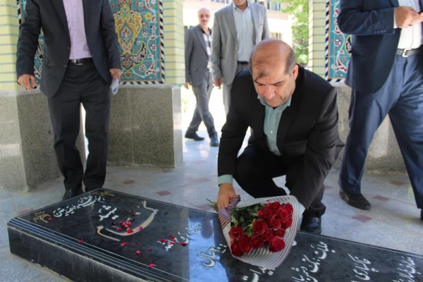 تبریک روز معلم وهفته سر آمدی آموزش به اساتید و دانشجو معلم دانشگاه فرهنگیان لرستان 3